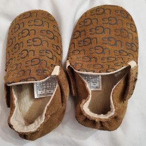 UGG logo crib shoe